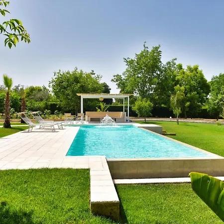 בית נופש Sirgole Rosa With Pool, Galatina *