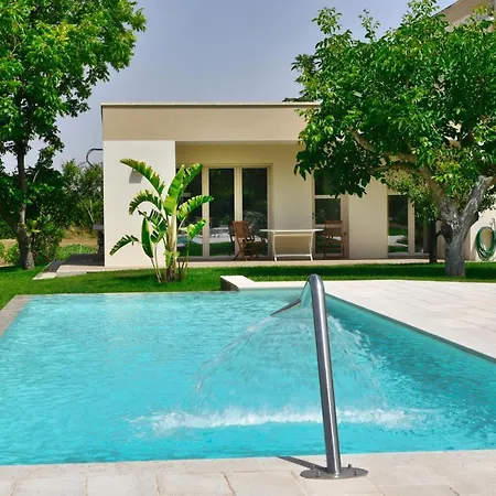 בית נופש Sirgole Rosa With Pool, Galatina קוטרופיאנו